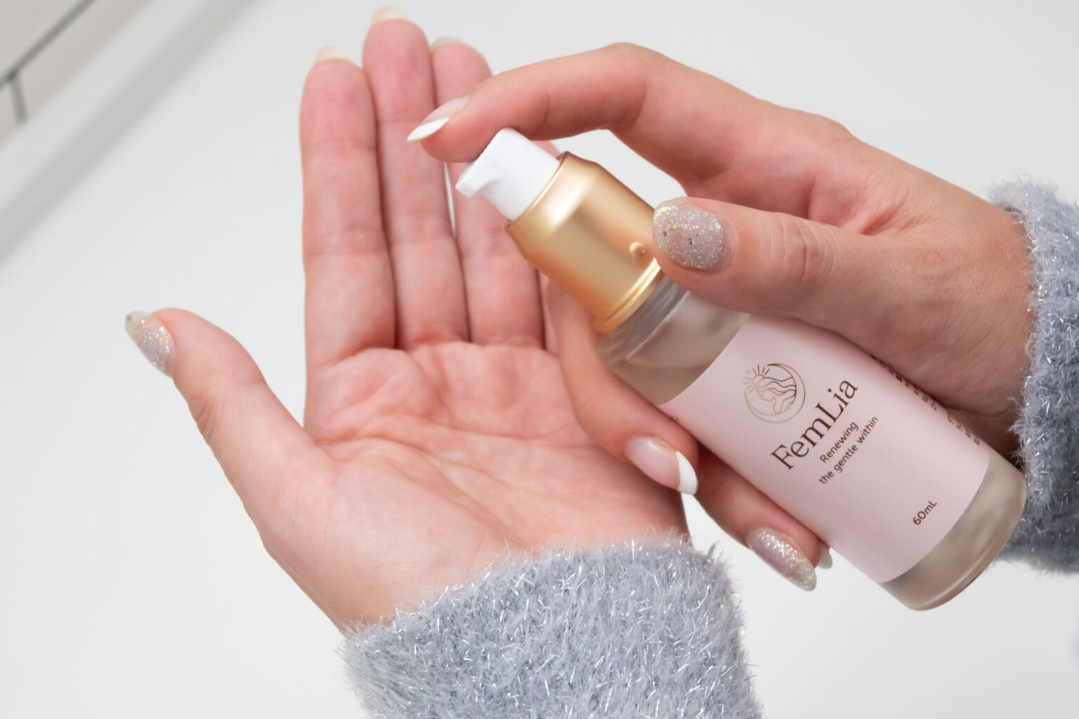 FemLia ローションを手に取る様子